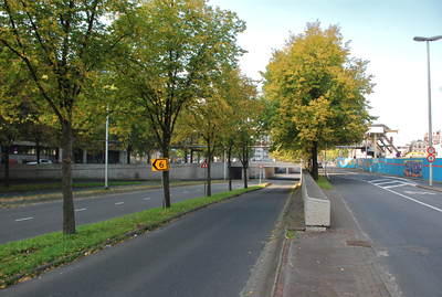 804687 Gezicht op de Catharijnebaan te Utrecht, met rechts de Rijnkade.